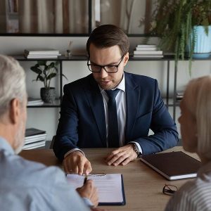 lawyer discussing about how Texas determines child support